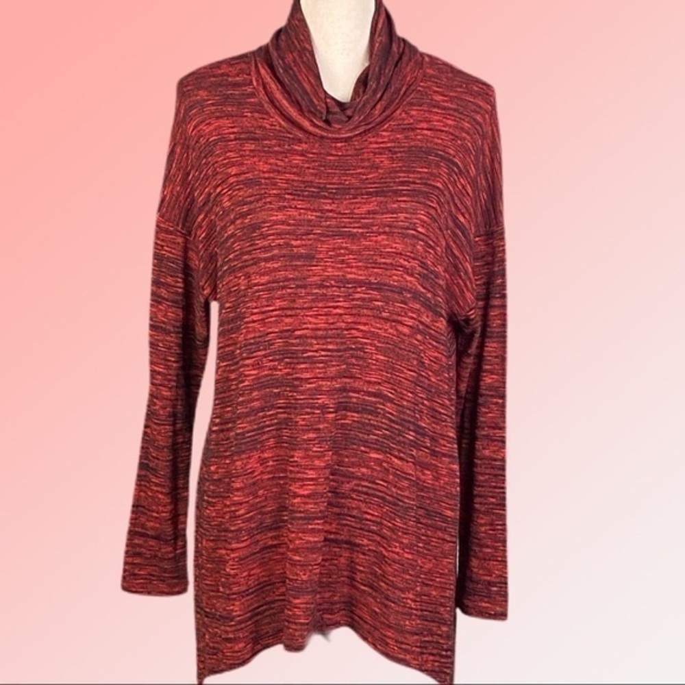 JOAN VASS heather red and black lightweight turtleneck sweater, size Medium. EUC